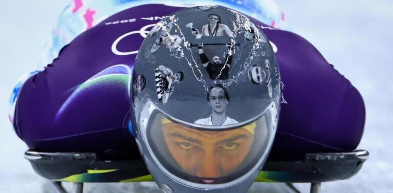 Casco ucraniano en homenaje a las víctimas